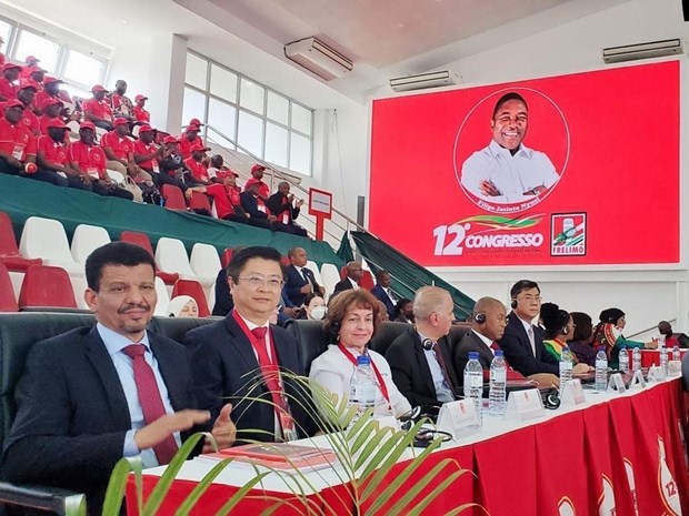 越共中央代表团出席莫桑比克解放阵线党第十二次全国代表大会