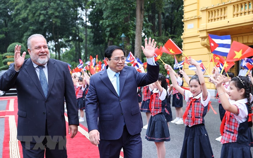 政府总理范明正主持仪式欢迎古巴总理曼努埃尔•马雷罗•克鲁斯访越