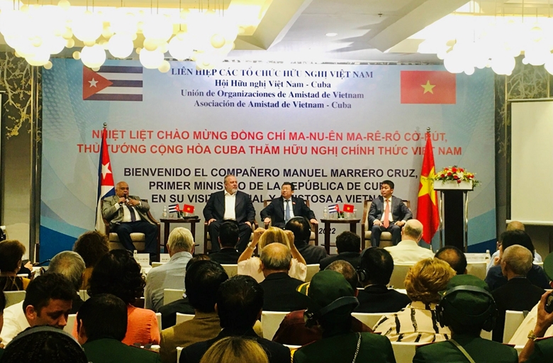 古巴总理曼努埃尔·克鲁斯亲切会见越古友好协会领导和会员