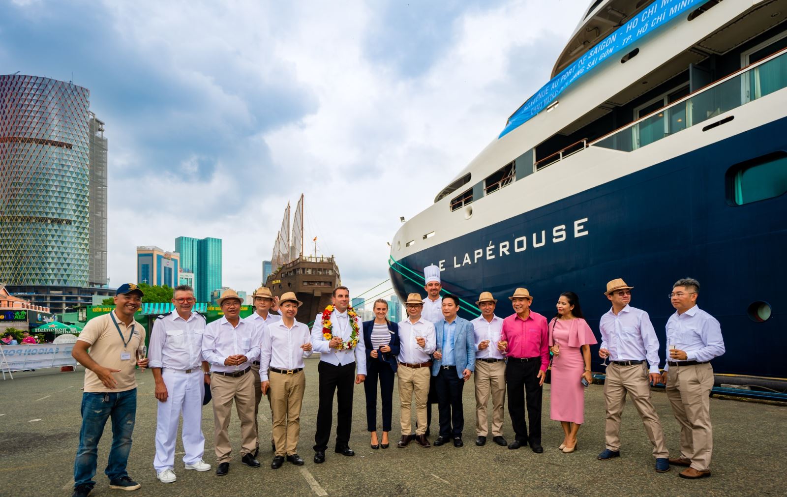 时隔两年首艘邮轮抵达越南