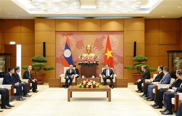 继续推动和巩固越老传统友好关系