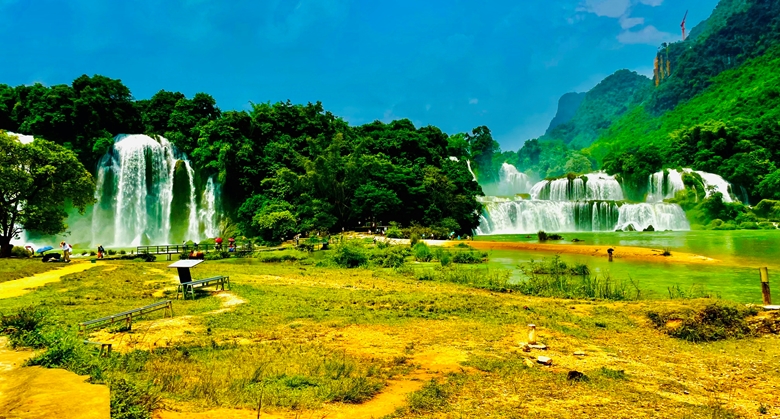 板约瀑布——高平省山中的壮丽美景