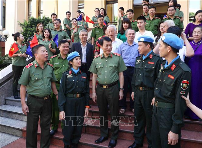 三名人民公安军官启程执行联合国维和任务