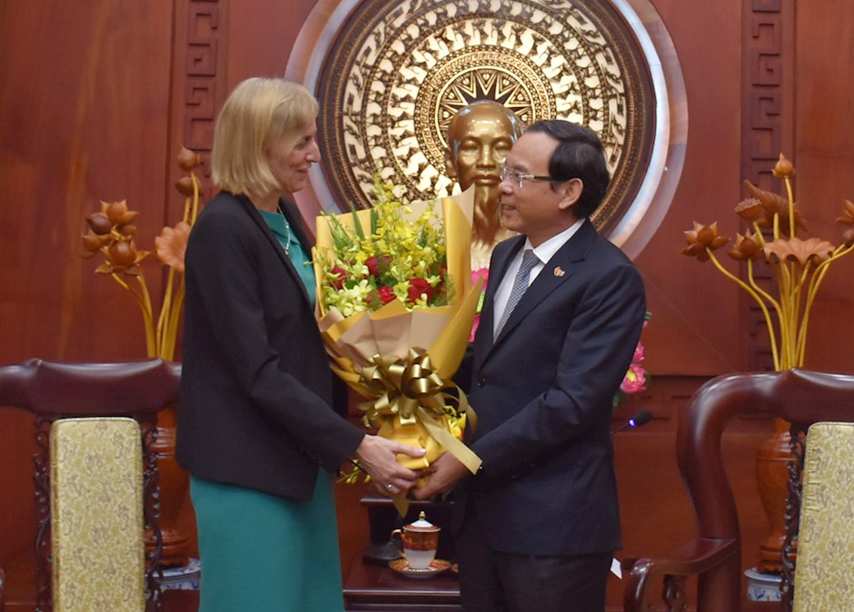 胡志明市市委书记阮文年会见美国新任驻胡志明市总领事伯恩斯