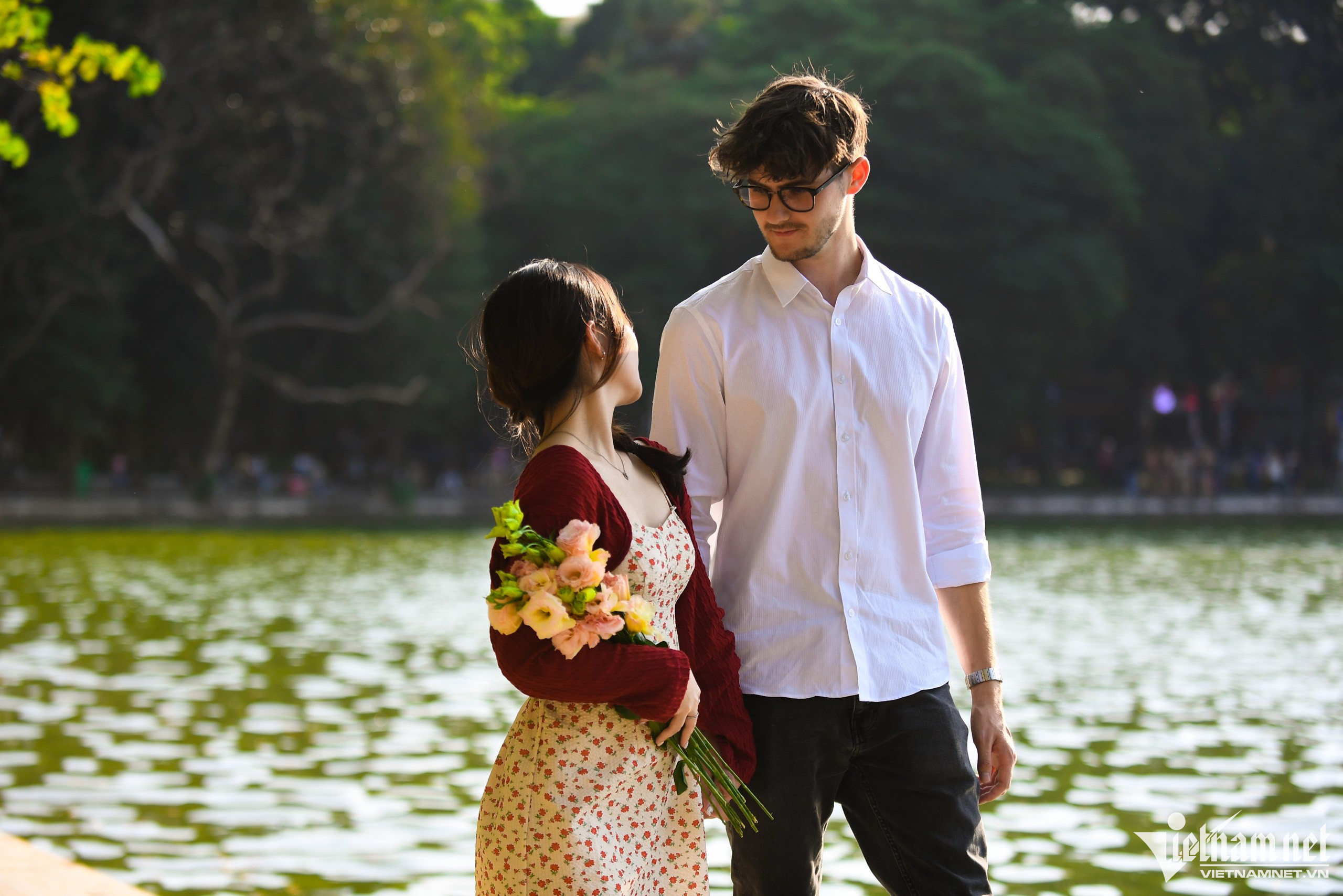 国际游客沉醉享受河内秋天的美妙气氛