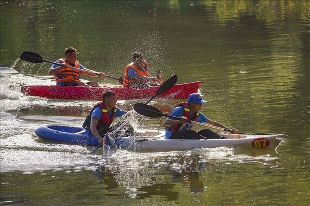 沱江上皮划艇比赛--和平省旅游业新亮点