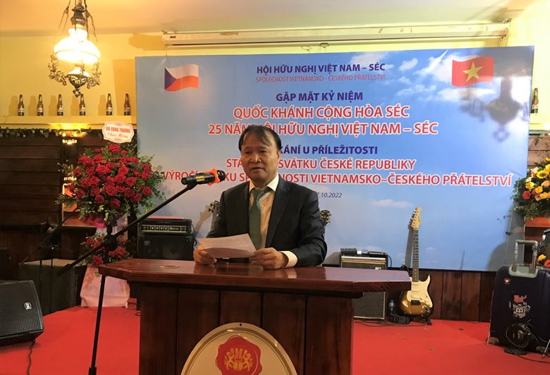 进一步巩固和促进越捷两国友好关系