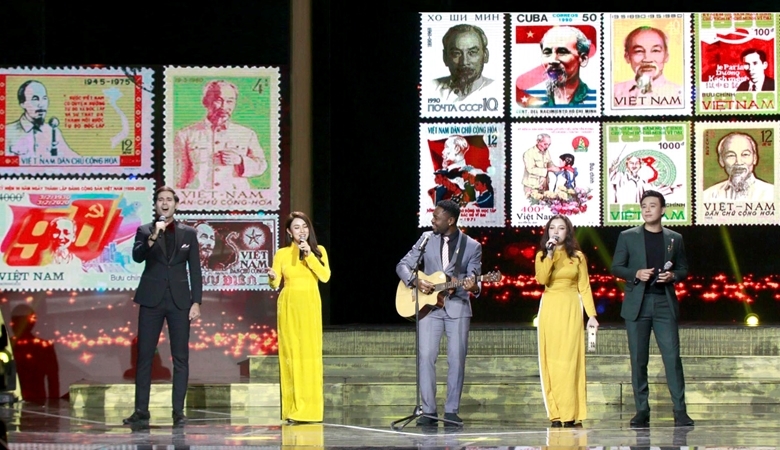 阮春福主席出席“胡志明——2022年渴望之旅”艺术交流活动