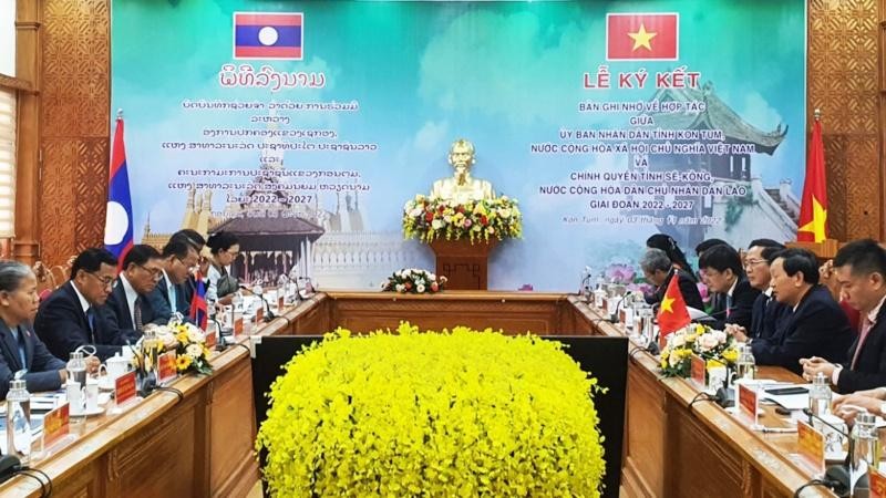 力促越南与老挝伟大友好关系