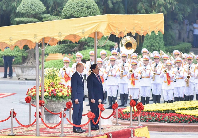 继续巩固和发展越德战略伙伴关系