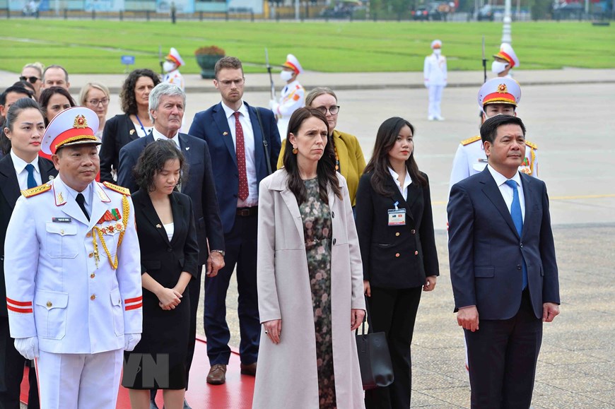 新西兰总理杰辛达•阿德恩入陵瞻仰胡志明主席遗容