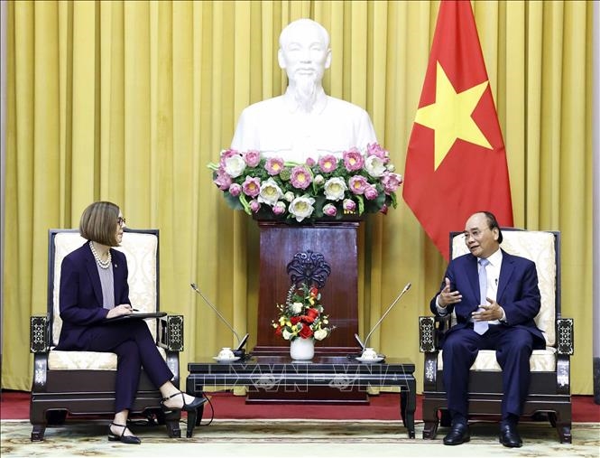 国家主席阮春福会见美国俄勒冈州州长凯特·布朗