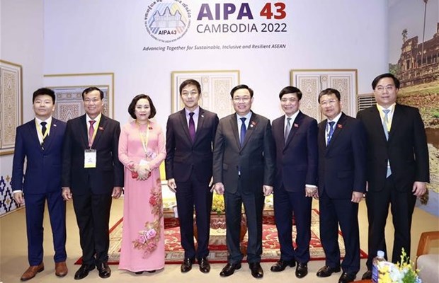 越南国会主席王廷惠会见各国议会领导人