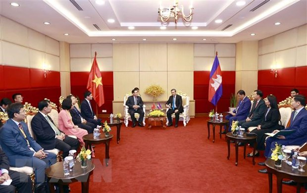 越南国会主席王廷惠会见柬埔寨王家军副总司令洪玛内大将