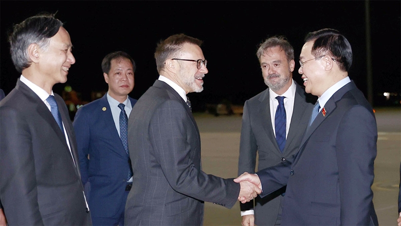 国会主席王廷惠抵达堪培拉开始对澳大利亚进行正式访问