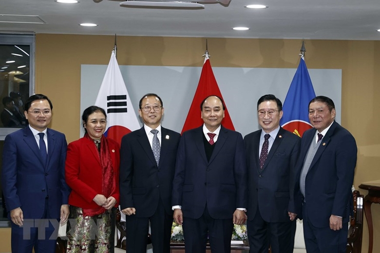 越南国家主席阮春福会见韩越友好组织和友好人士代表