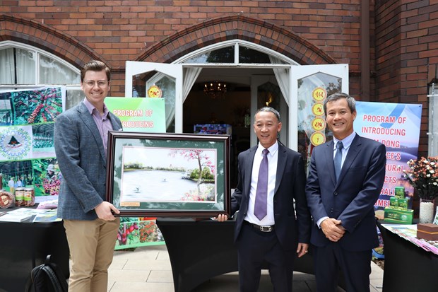 向澳大地亚介绍林同省的各种农产品