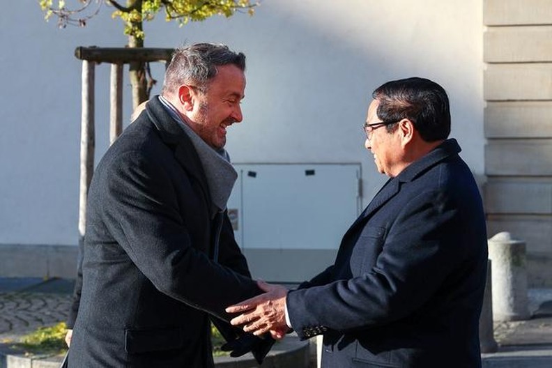 卢森堡大公国首相主持仪式 欢迎越南政府总理范明正到访