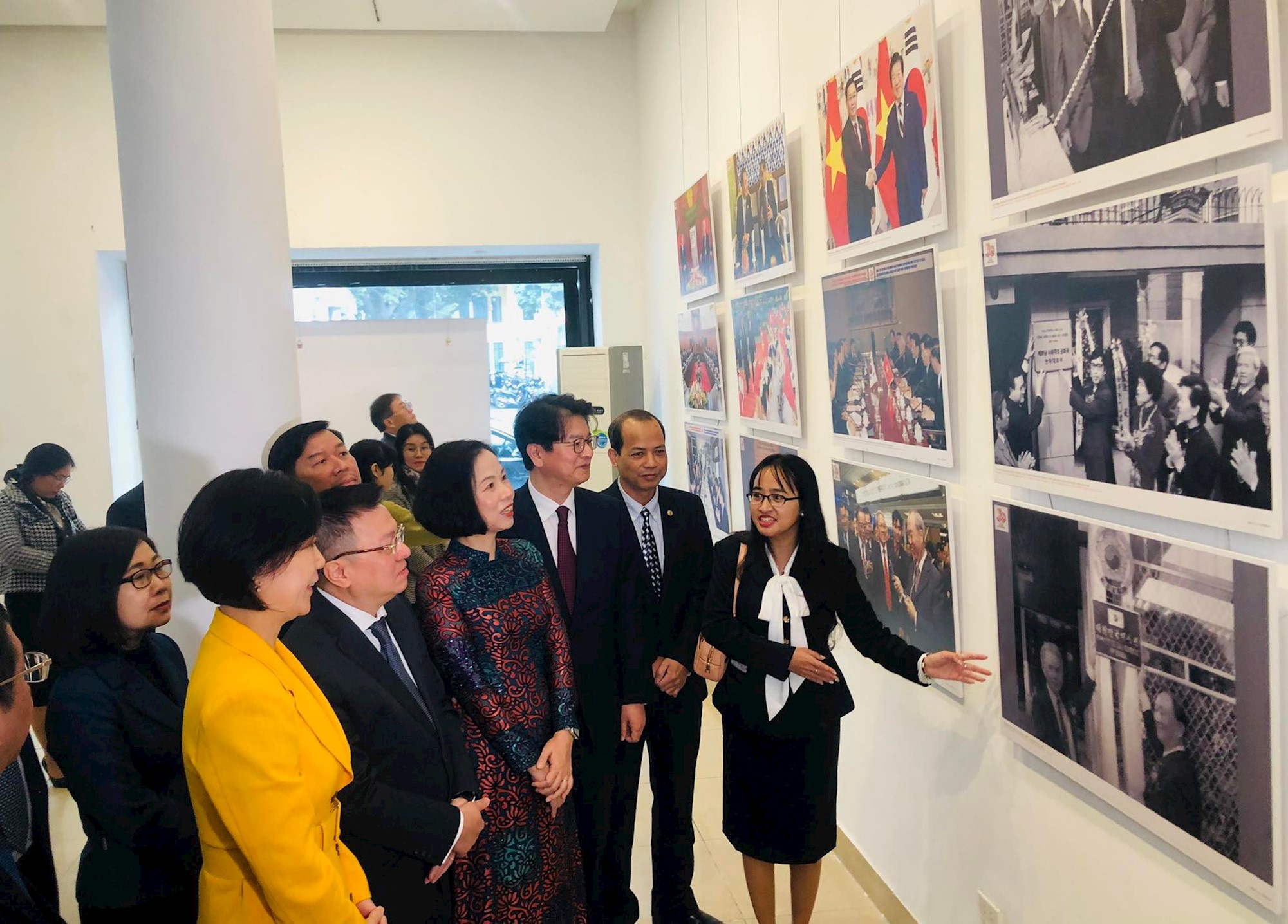 越南-韩国图片展：30年合作的微缩空间