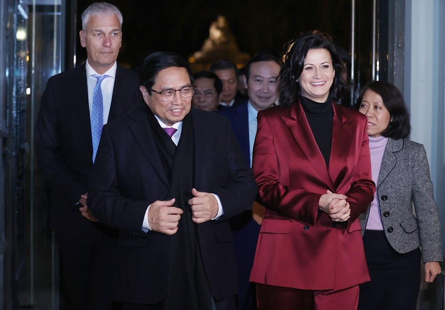 越南政府总理范明正会见比利时参议长斯蒂芬妮·德奥斯