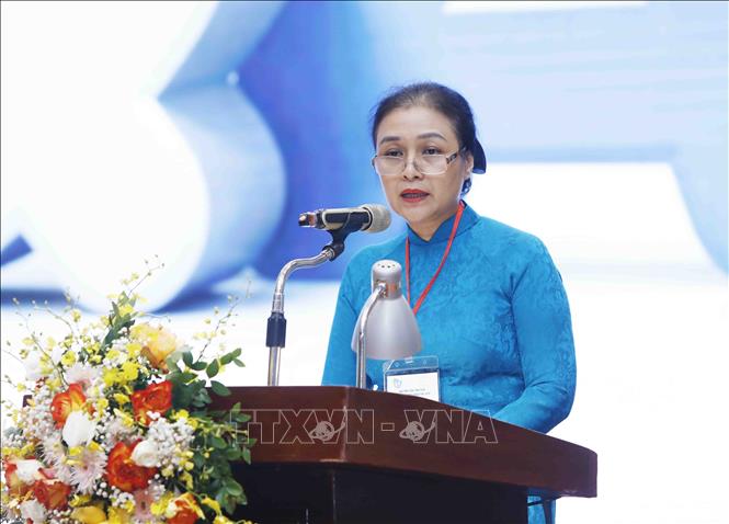 越南向斯里兰卡驻越南大使授予“致力于各民族和平友谊”纪念章