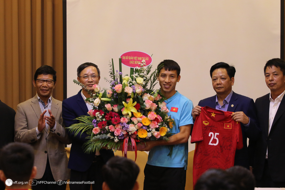 越南驻老挝大使馆领导探望鼓励备战AFF Cup 2022的越南国家足球队