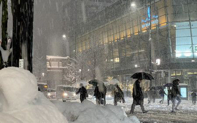 日本多地降暴雪 交通通信受影响