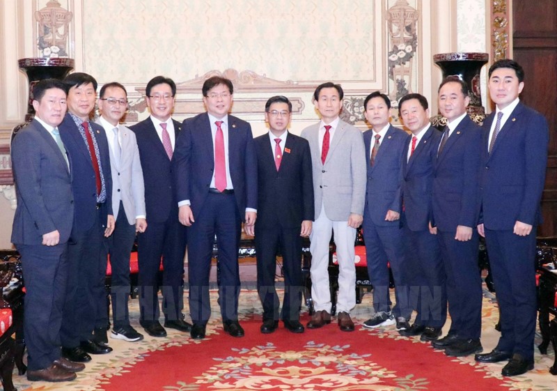 加强胡志明市与韩国釜山的合作关系