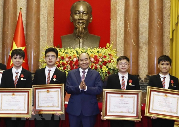 越南国家主席阮春福会见2022年国际奥林匹克和科技竞赛获奖学生