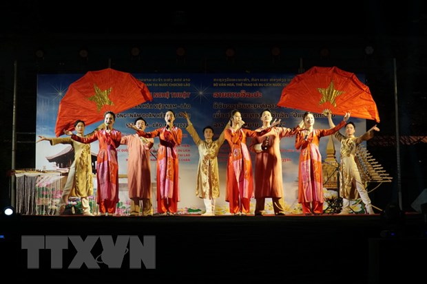 “越南香色和越老友谊”艺术活动在万象举行