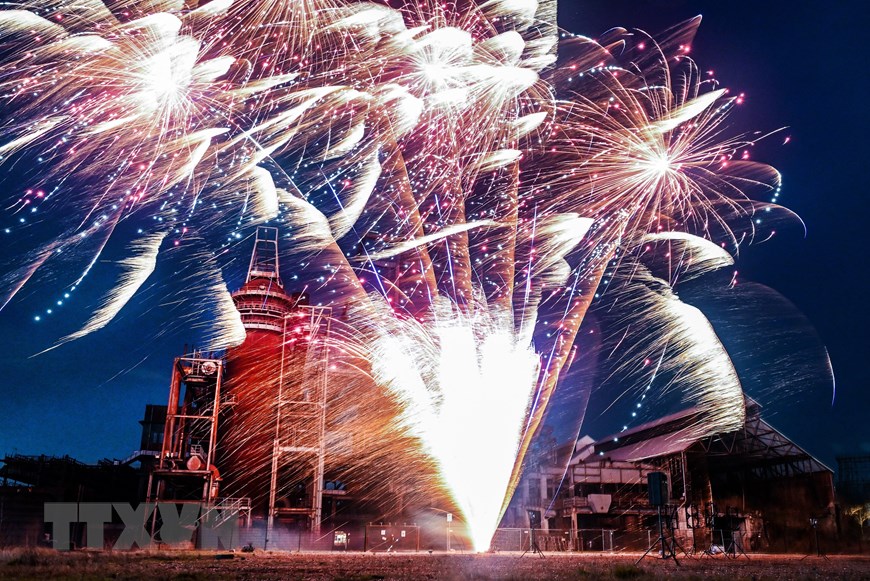 世界各地民众迎接2023年