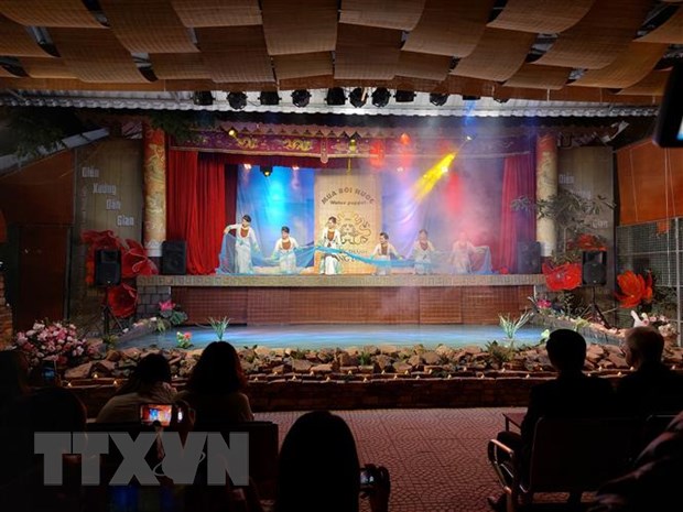 河内为国际游客推出升龙皇城夜游活动