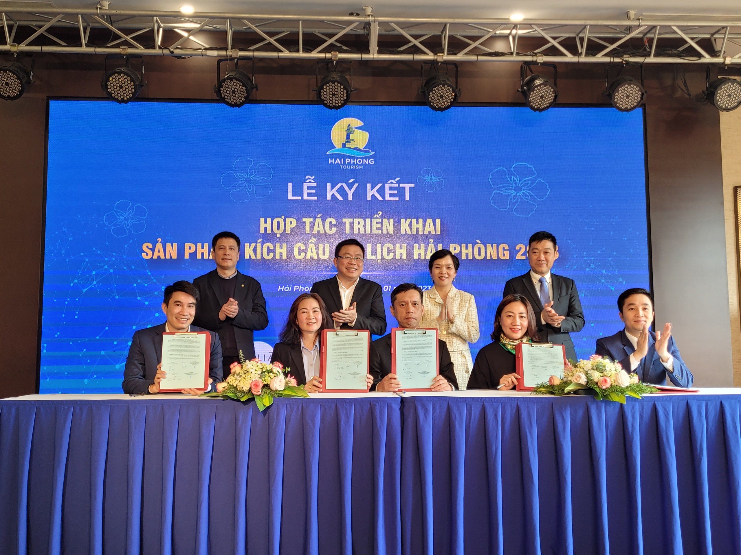 海防市同越航进行旅游推广合作