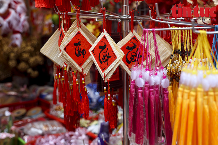 马行街红色装饰品琳琅满目 年味渐浓