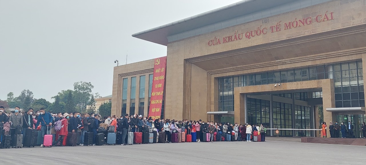 数百名中国人在广宁省芒街口岸排队等候办理出境手续