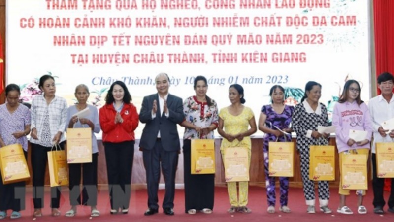 越南国家主席阮春福节前走访坚江省贫困和优抚家庭