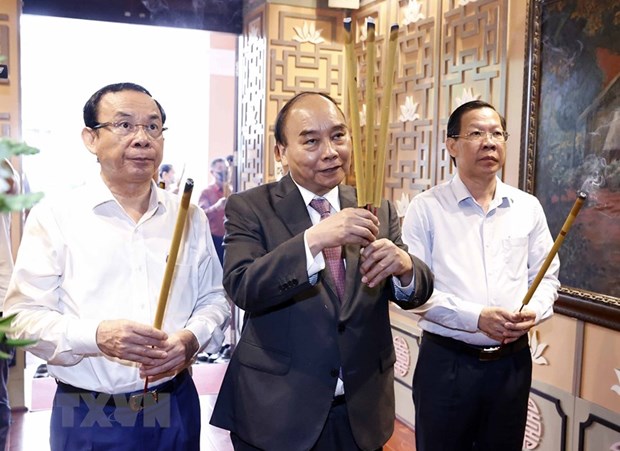 国家主席阮春福春节前走访慰问党和国家已故领导人家属