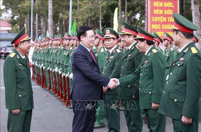 越南国会主席王廷惠向安江省武装力量致以新春祝福