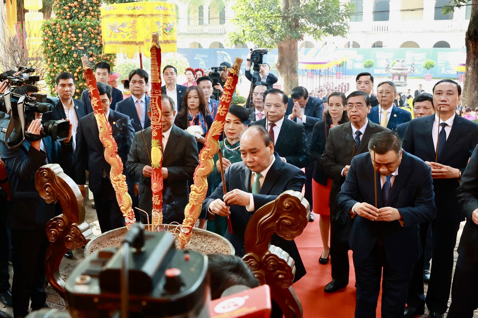 国家主席阮春福与夫人和侨胞们在升龙皇城敬香（组图）