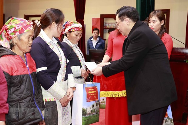 国会主席王廷惠莅临老街省巴刹县开展春节前走访慰问活动（组图）