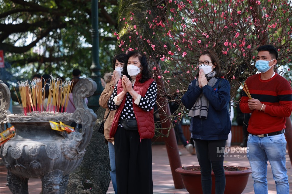保存越南人年初去寺庙烧香祈福习俗之美
