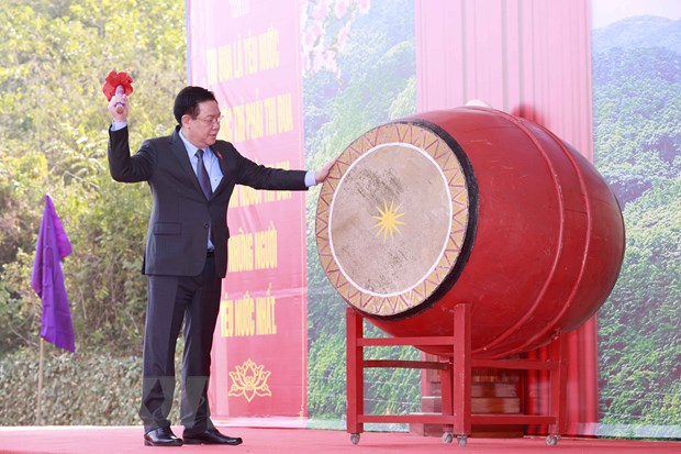 国会主席王廷惠出席宣光省2023年爱国竞赛和植树节启动仪式