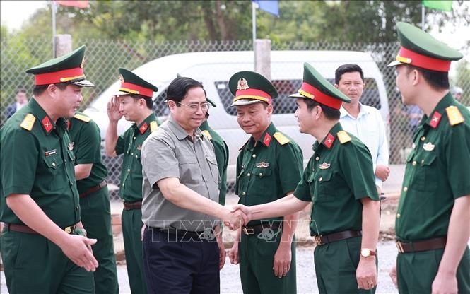 范明正总理：要关心和照顾安置区居民的就业和生计