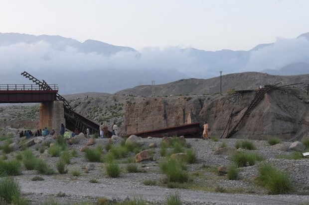 巴基斯坦西南部一客车坠桥致至少40人死亡