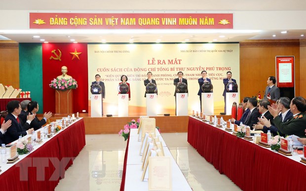 阮富仲总书记有关反腐败反消极斗争的书籍正式发行