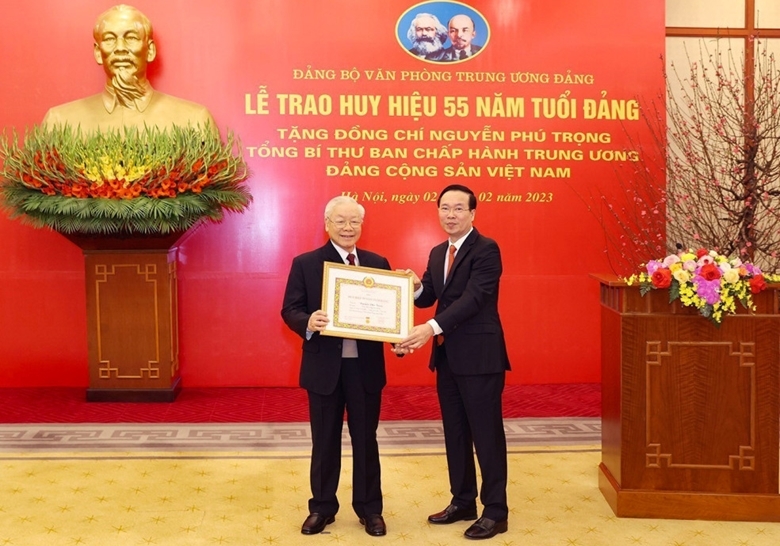 越共中央总书记阮富仲荣获55年党龄章