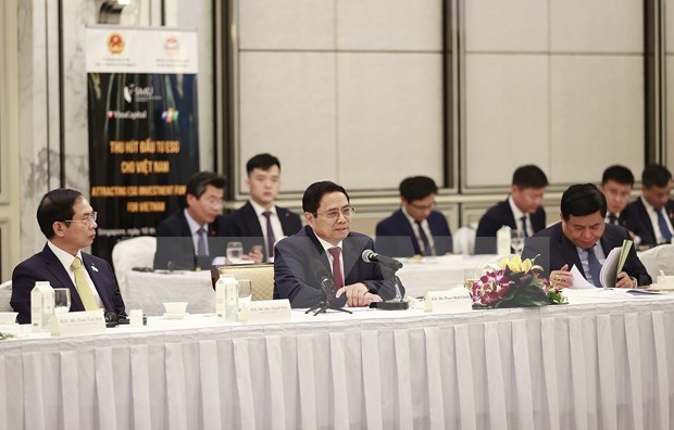 越南政府总理范明正与新加坡和各国大型投资资金代表共进工作午餐