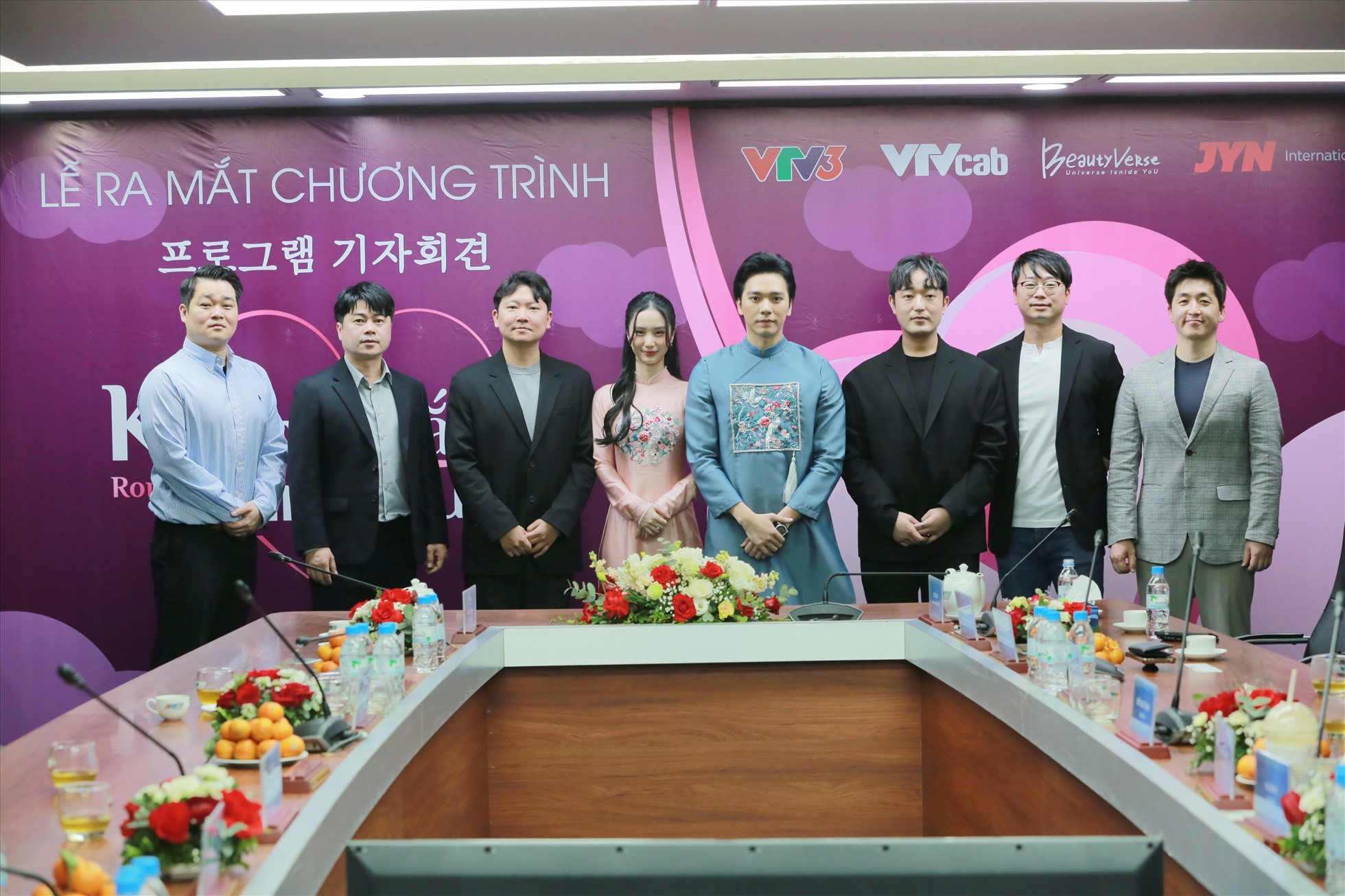 越韩合拍真人秀节目《爱情时刻》的推介会在河内举行