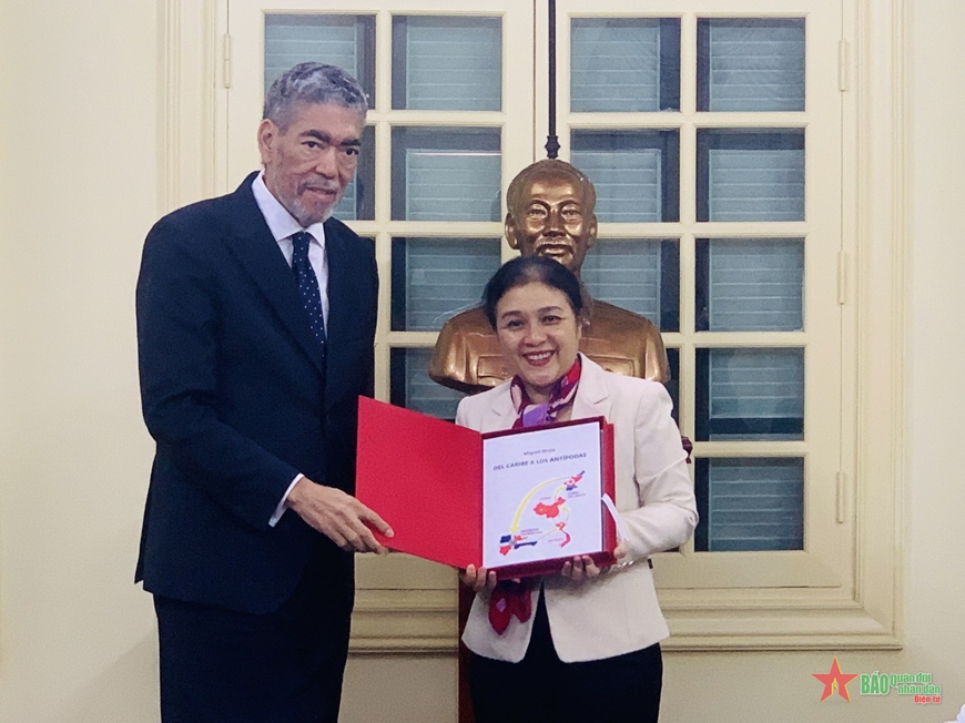 巩固和加强越南与多米尼克之间的关系