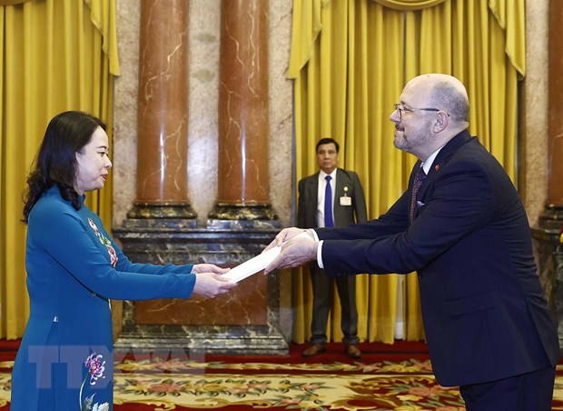 越南国家代主席武氏映春接受三国新任驻越大使递交的国书